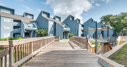 Pool Access + Views: Waterfront Lake Conroe Escape