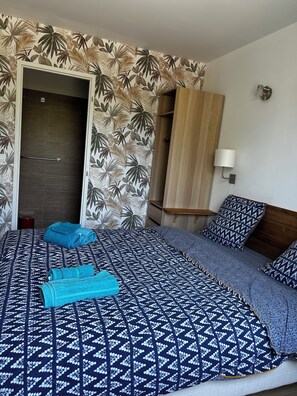 Desk, iron/ironing board, travel cot, free WiFi - Casaleoni villa 10 persons with private heated pool (Prunelli-di-Fiumorbo)