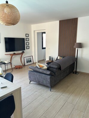 TV, DVD player, table football, books - Casaleoni villa 10 persons with private heated pool (Prunelli-di-Fiumorbo)