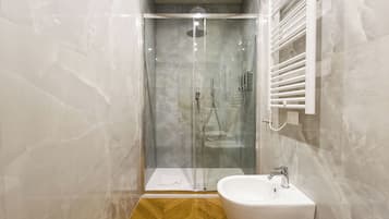 Douche, sĂšche-cheveux, serviettes fournies, savon