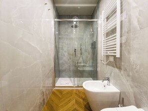 Shower, hair dryer, towels, soap - Domus Innovatis Rooms & Home (Rome)