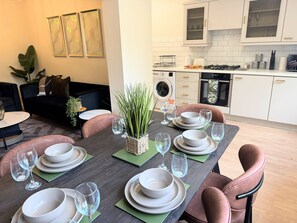 Dining - Spacious Stylish 4 Bedroom House for Families and Groups, Driveway, Central Bham (Birmingham)