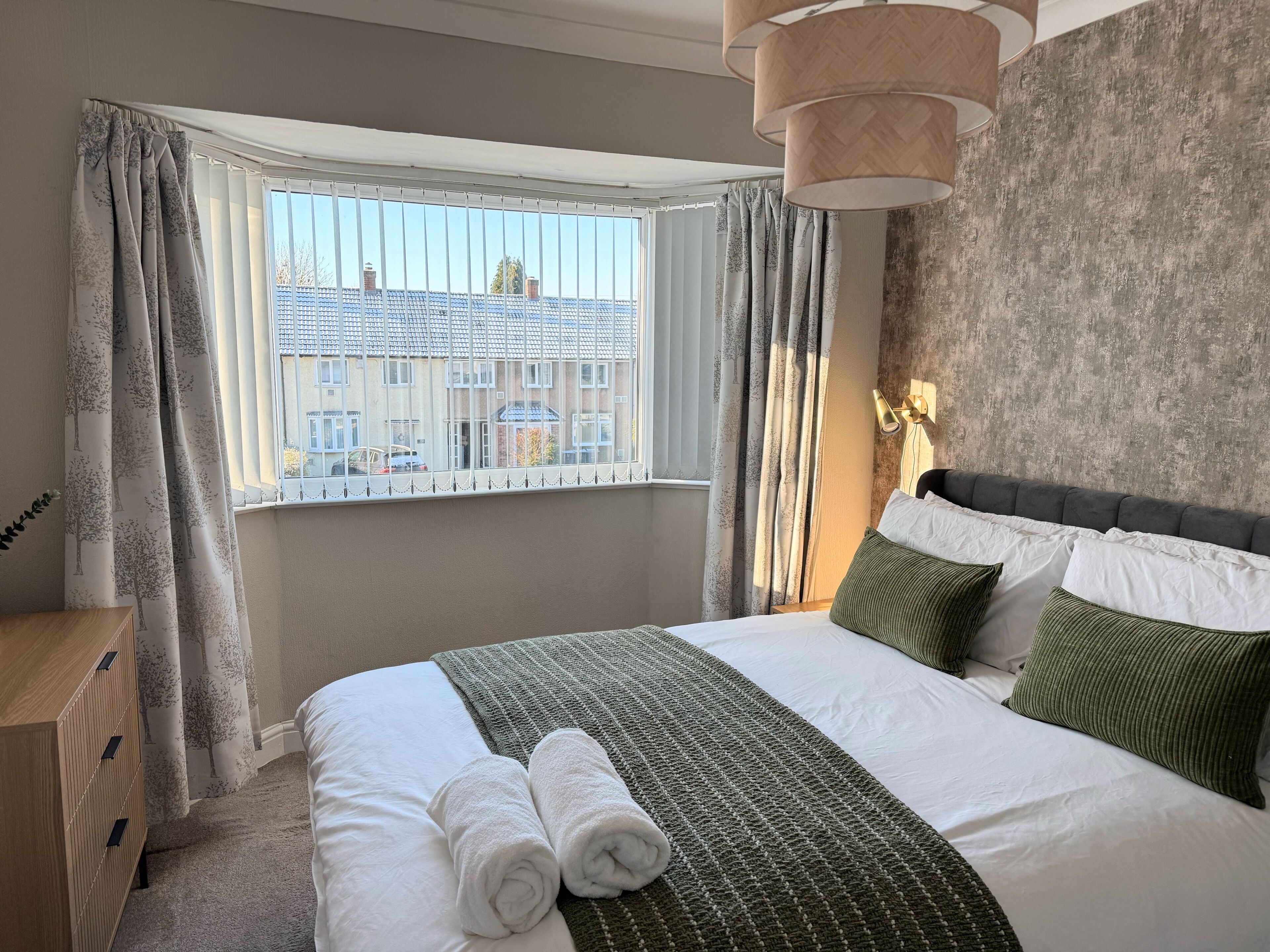 4 bedrooms, iron/ironing board, WiFi, bed sheets