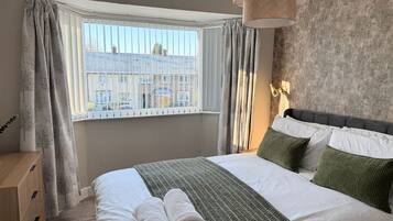 4 bedrooms, iron/ironing board, WiFi, bed sheets