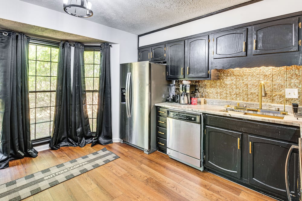 6 Mi to Marietta Square: Family Retreat w/ Yard!