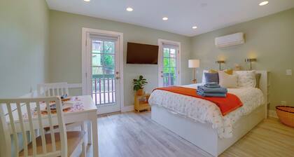 Walk to Festival of Lights: Cozy Couple's Retreat