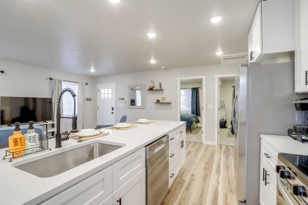 Modern & Pet-friendly! Northern Colorado Retreat - University Middle School, MS