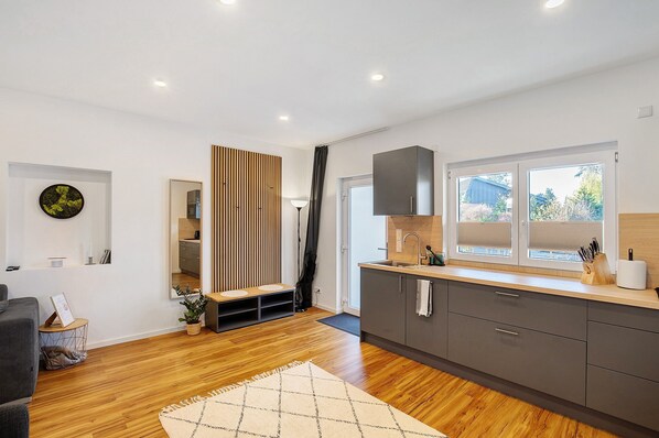 Interior - Ground Floor Apartment in LA-Hüttenfeld – Modern Comfort for 4 Guests (Lampertheim)