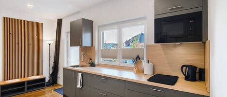 Kylskåp, mikrovågsugn, ugn och spishäll