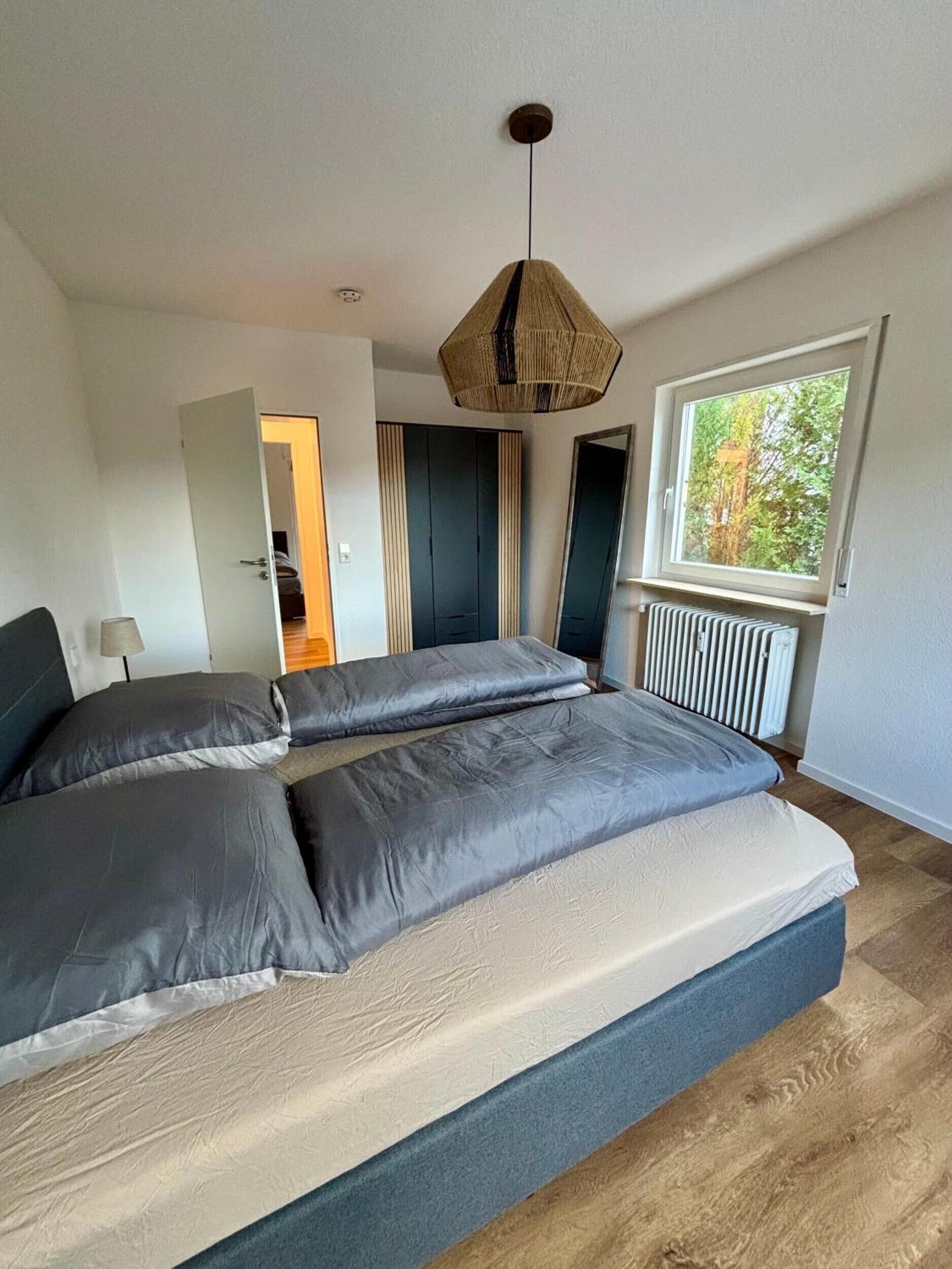 Een strijkplank/strijkijzer, wifi, beddengoed