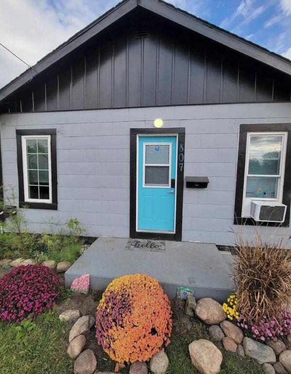 Exterior detail - Cozy 2-bedroom seashell themed house in charming Des Moines (Des Moines)