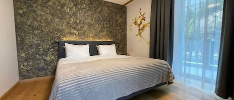 Bureau, espace de travail pour ordinateur portable, lits bébé (gratuits)