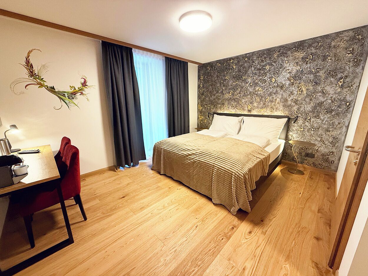 Classic-Doppel- oder -Zweibettzimmer | Schreibtisch, laptopgeeigneter Arbeitsplatz, kostenlose Babybetten