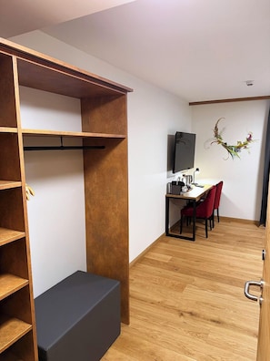 Bureau, espace de travail pour ordinateur portable, lits bébé (gratuits)