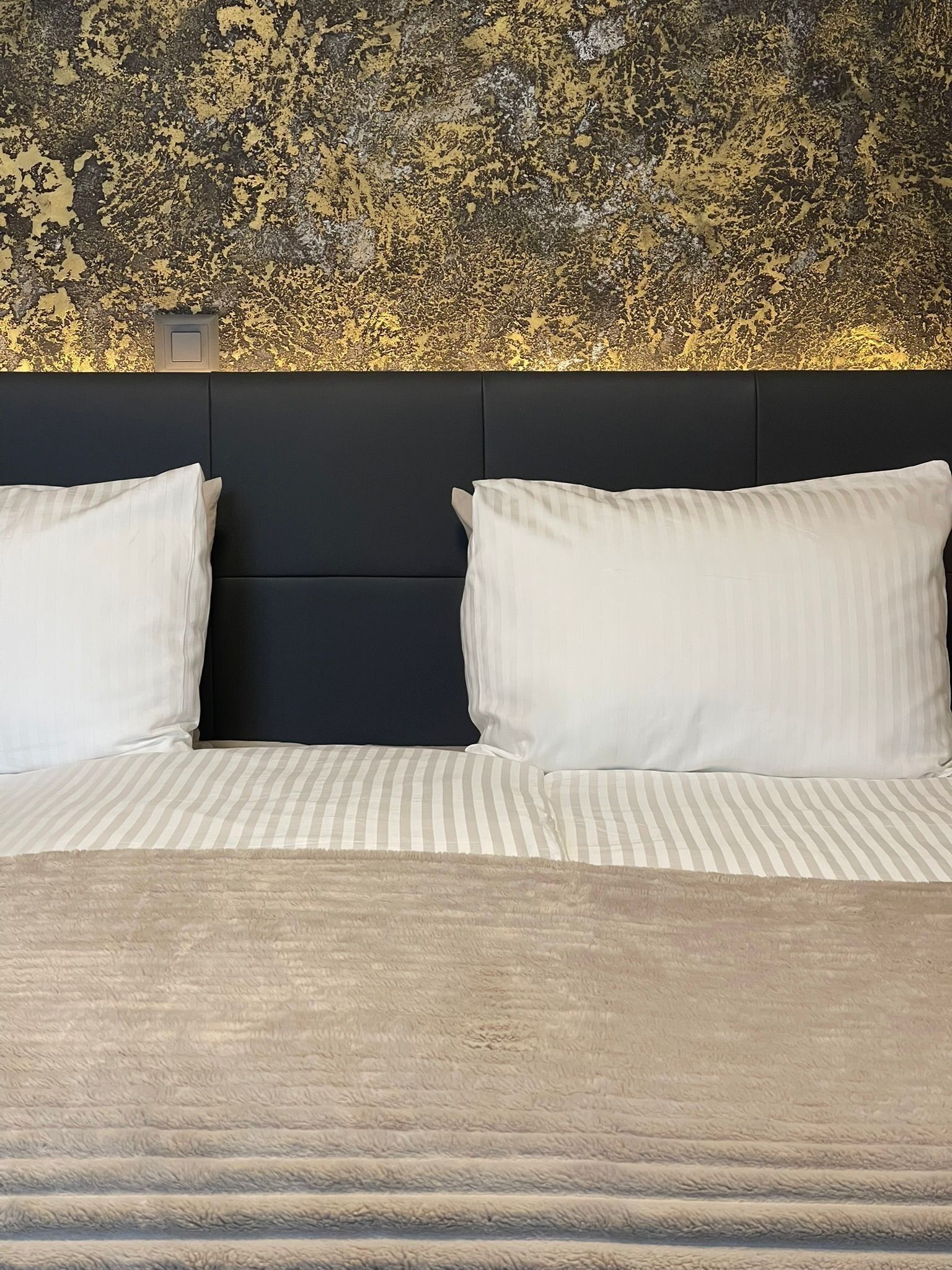 Een bureau, een laptopwerkplek, gratis babybedden, gratis wifi