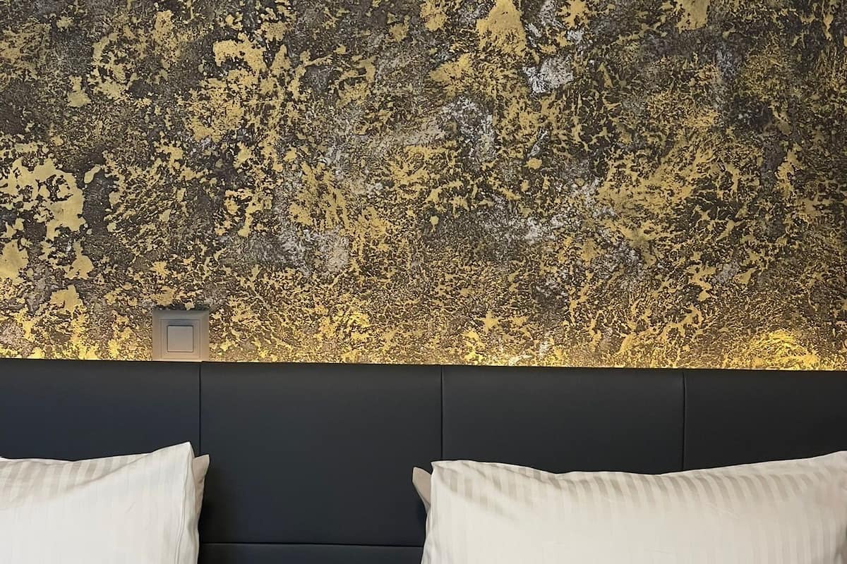 Phòng đôi hoặc 2 giường đơn phong cách cổ điển | Bàn, khu vực làm việc phù hợp cho laptop