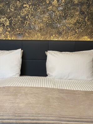 Phòng đôi hoặc 2 giường đơn phong cách cổ điển | Bàn, khu vực làm việc phù hợp cho laptop 