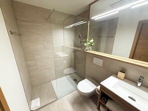 Ducha, artículos de higiene personal gratuitos y secador de pelo