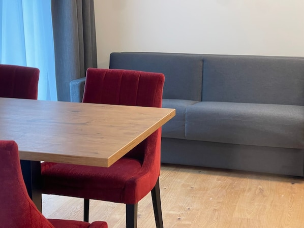 디지털 채널 시청이 가능한 55인치 스마트 TV, 사무실