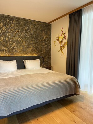 Chambre Classique Double ou avec lits jumeaux | Bureau, espace de travail pour ordinateur portable, lits bébé (gratuits)