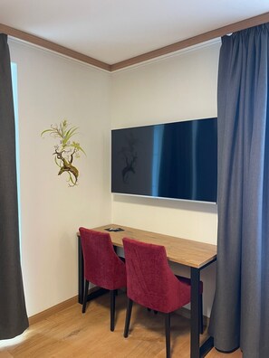 Chambre Classique Double ou avec lits jumeaux | Bureau, espace de travail pour ordinateur portable, lits bébé (gratuits)