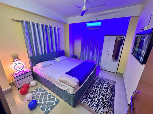 RIO AMOURA HOMESTAY PREMIUM LUXURY with Theme Lights Room in mid of City