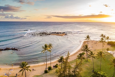 Charming 3BR Koloa Shore Cottage with ocean views and AC, sleeps 6 in Poipu