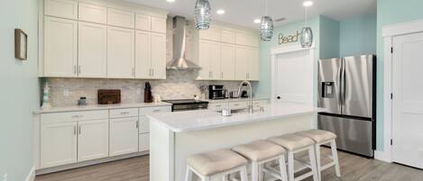 Kjøleskap, mikrobølgeovn, ovn og kokeplater