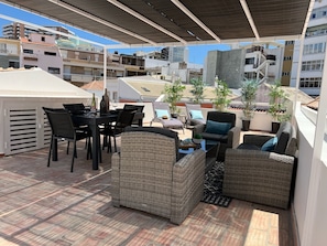 Outdoor dining - Stylish House - Sun Terrace central location and 10 minutes walk to Beach Ferry (Faro)