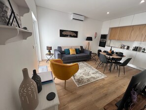 Un apartamento moderno con sala de estar, comedor y cocina.