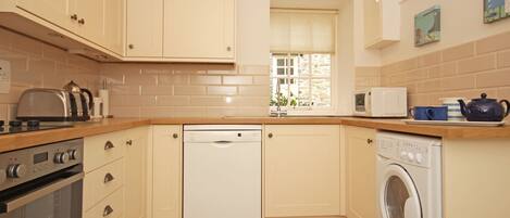 Lave-vaisselle, batterie de cuisine, vaisselle et ustensiles