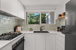 Apartment | Private kitchen - Stylish 2-bed Townhouse in Leafy Hyde Park (Adelaide)