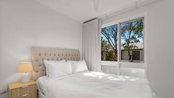 Căn hộ | 2 phòng ngủ, khu vực làm việc phù hợp cho laptop, bộ trải giường