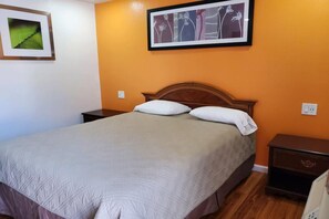 Room - Affordable Room w/ King Bed + Desk | Near Oakland Zoo – Just 0.9 Mile Away (Alameda County)