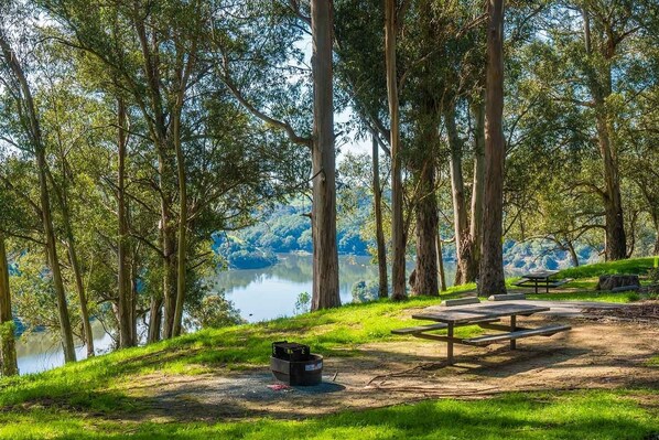 Outdoor dining - Family-Friendly Room Near Oakland Coliseum – Explore Local Fun! (Alameda County)