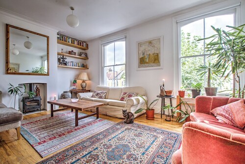 Charming Three Floor Retreat in Lower Clapton with Friendly Cats and Nature