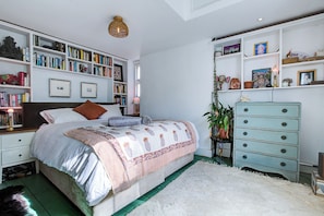 3 bedrooms, desk, free WiFi, bed sheets