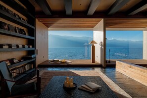 Luxury Double Room, Ocean View | In-room safe, desk, laptop workspace, blackout curtains - Dali Rushi Jiuxi Sea View Holiday Inn (Dali)