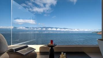 Luxe tweepersoonskamer, uitzicht op zee | Een kluis op de kamer, een bureau, een laptopwerkplek