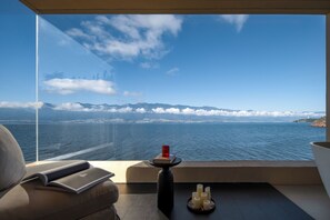 Luxury Double Room, Ocean View | Peti besi dalam bilik, meja, ruang kerja komputer riba