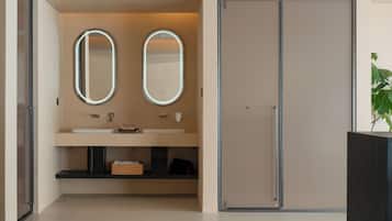 Habitación doble de lujo, vista al océano | Baño | Tina y regadera independientes, secadora de cabello, pantuflas, toallas