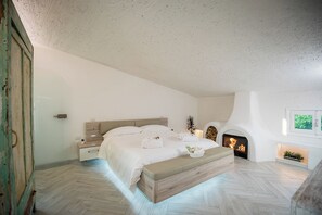In-room safe, iron/ironing board, travel cot, free WiFi - Stunning rooftop in Garda! (Garda)