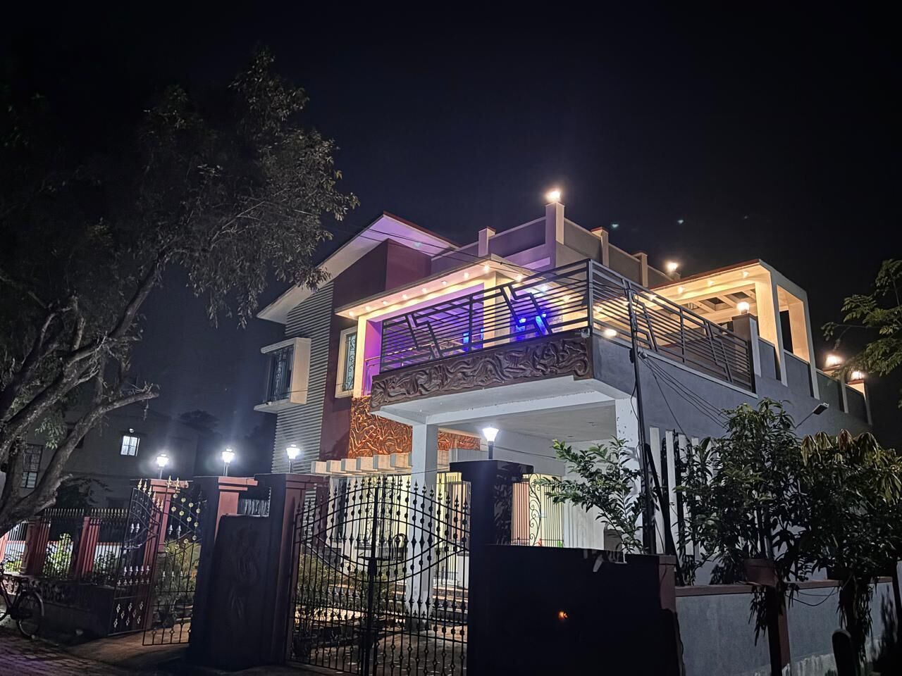 Perhehuvila | Majoituspaikan julkisivu illalla/yöllä