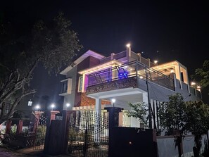 家庭别墅 | 住宿正面 - 傍晚/夜晚