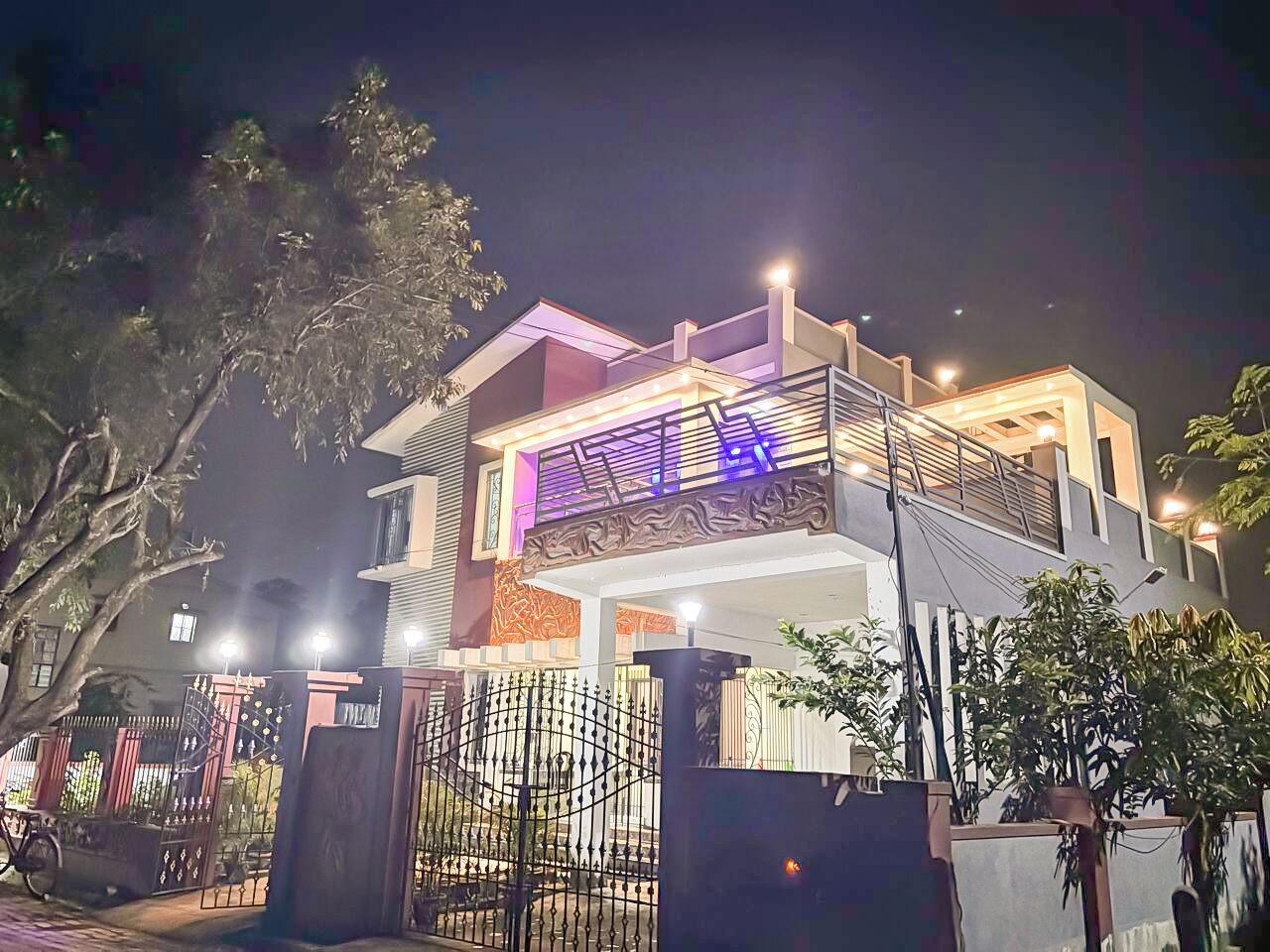 Family Villa | Depan hartanah - siang/malam