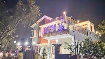 Family Villa | Depan hartanah - siang/malam