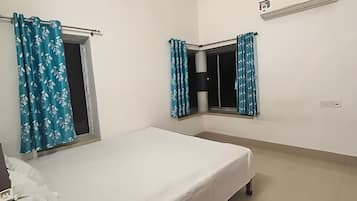 Espacio para trabajar con laptop, wifi gratis y ropa de cama