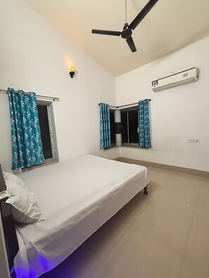 手提電腦工作空間、免費 Wi-Fi、床單