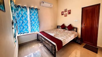 Espacio para trabajar con laptop, wifi gratis y ropa de cama