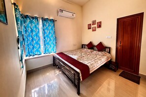 Laptop workspace, free WiFi, bed sheets - Swapno Chhobi (Bolpur)